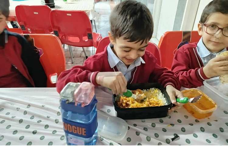 توزیع ناهار در سالن ناهار خوری 12