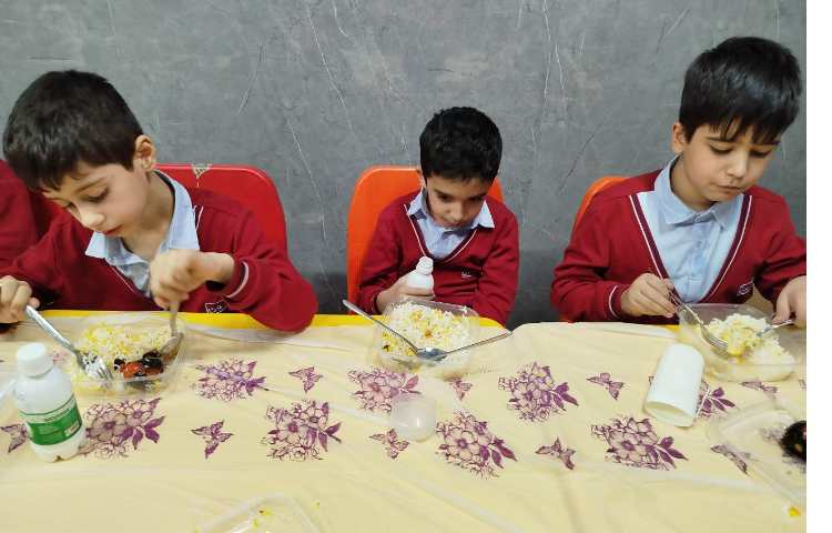 توزیع ناهار در سالن ناهار خوری 12