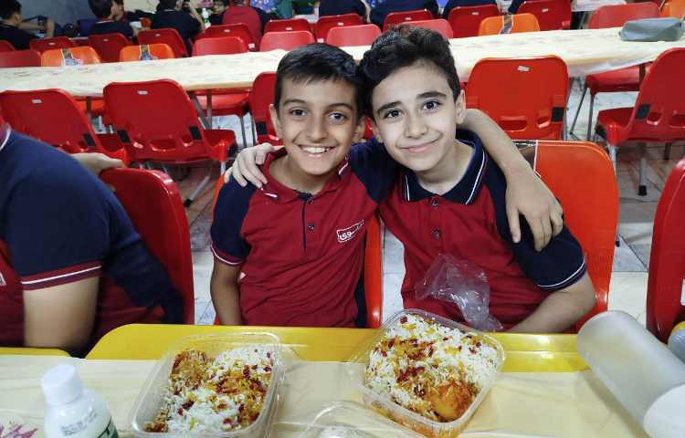 توزیع ناهار در سالن ناهار خوری 12