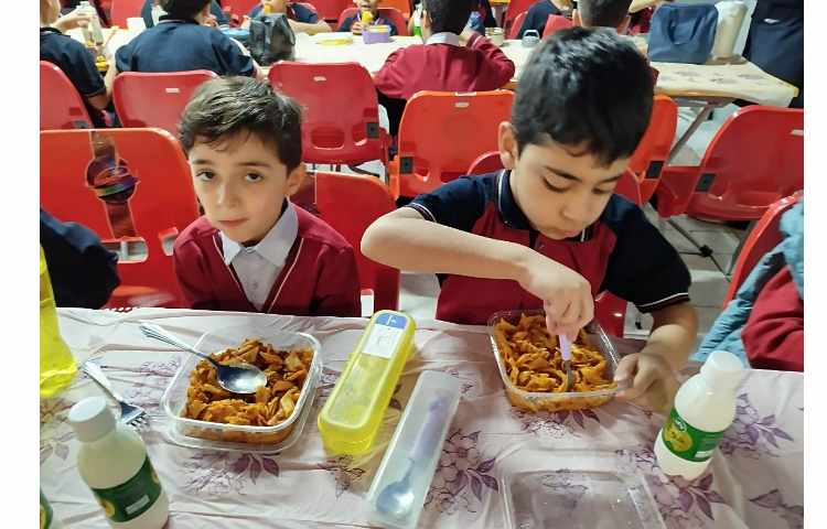 توزیع ناهار در سالن ناهار خوری 12