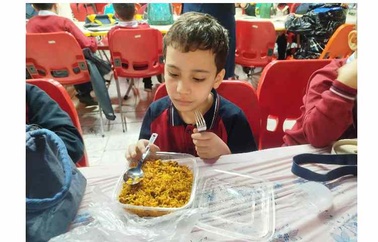 توزیع ناهار در سالن ناهار خوری 12