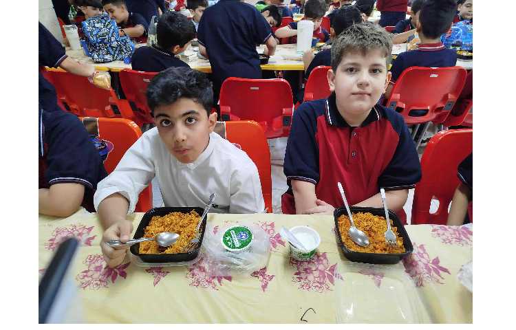 توزیع ناهار در سالن ناهار خوری 13