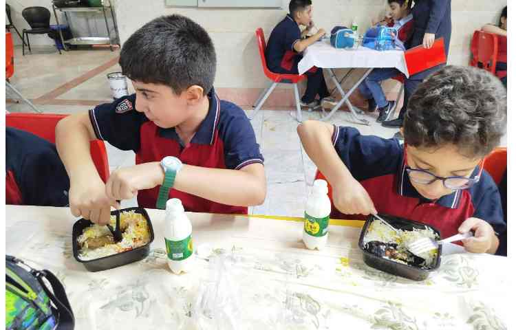 توزیع ناهار در سالن ناهار خوری 13