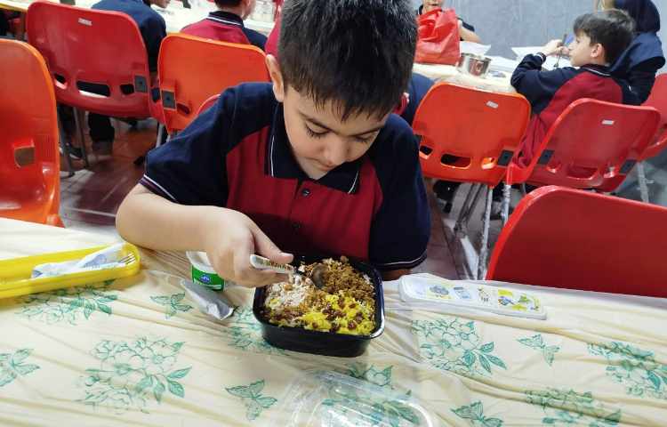 توزیع ناهار در سالن ناهار خوری 13