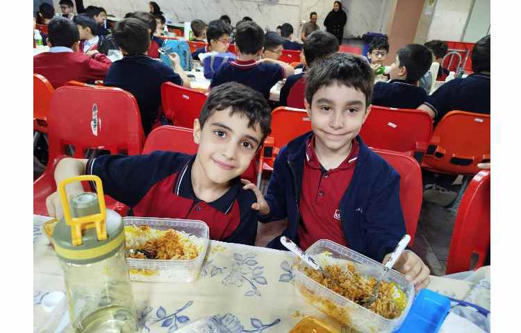 توزیع ناهار در سالن ناهار خوری 13