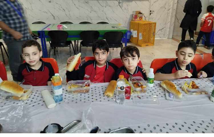 توزیع ناهار در سالن ناهار خوری 13