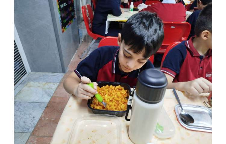 توزیع ناهار در سالن ناهار خوری 13