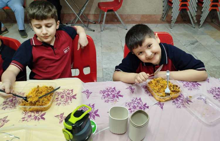 توزیع ناهار در سالن ناهار خوری 13