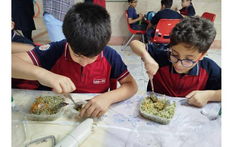 توزیع ناهار در سالن ناهار خوری 13