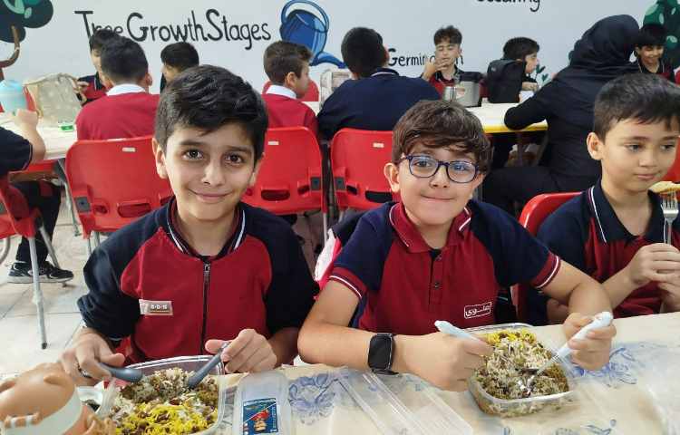 توزیع ناهار در سالن ناهار خوری 13