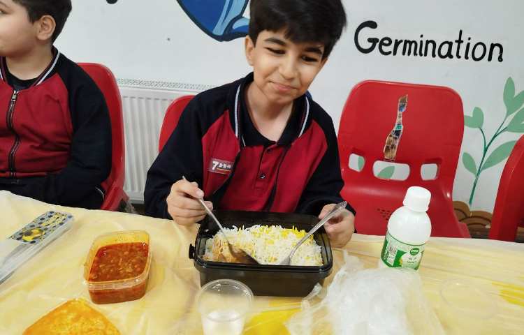 توزیع ناهار در سالن ناهار خوری 13