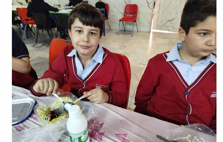 توزیع ناهار در سالن ناهار خوری 13