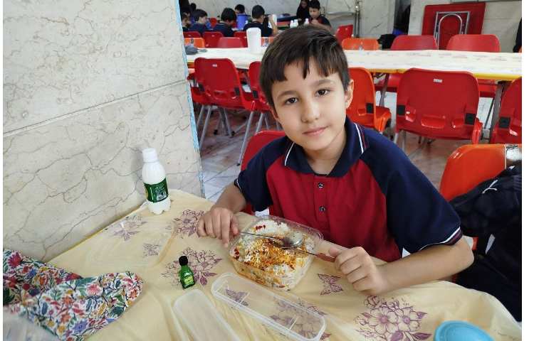 توزیع ناهار در سالن ناهار خوری 13