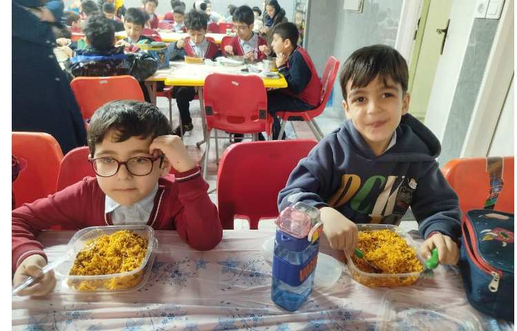 توزیع ناهار در سالن ناهار خوری 13