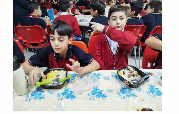 توزیع ناهار در سالن ناهار خوری 14