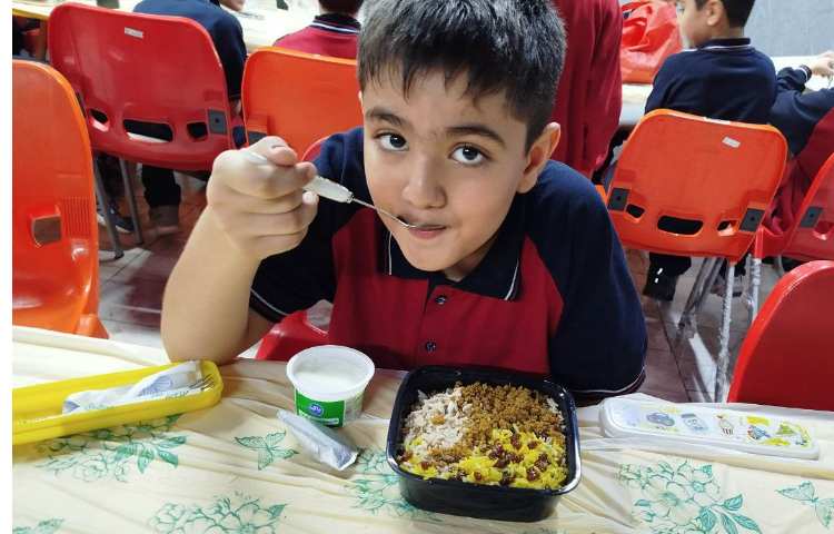 توزیع ناهار در سالن ناهار خوری 14