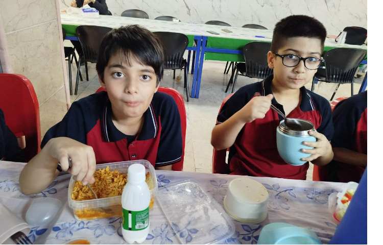 توزیع ناهار در سالن ناهار خوری 14