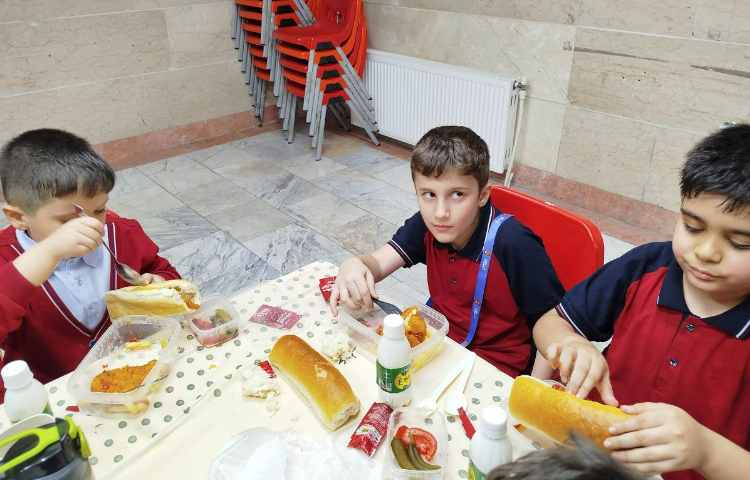 توزیع ناهار در سالن ناهار خوری 14