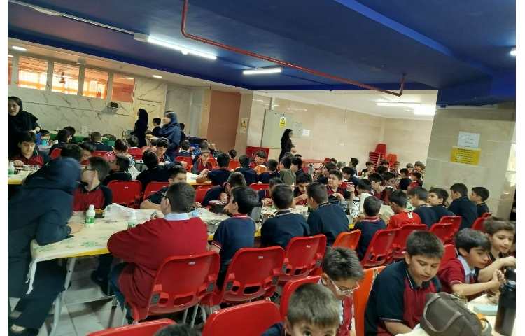 توزیع ناهار در سالن ناهار خوری 14