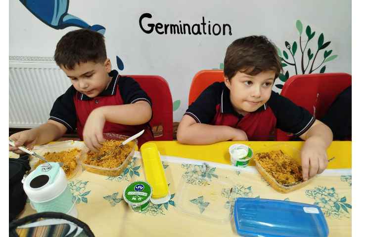 توزیع ناهار در سالن ناهار خوری 14