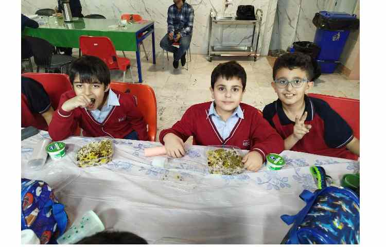 توزیع ناهار در سالن ناهار خوری 14