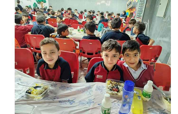 توزیع ناهار در سالن ناهار خوری 14