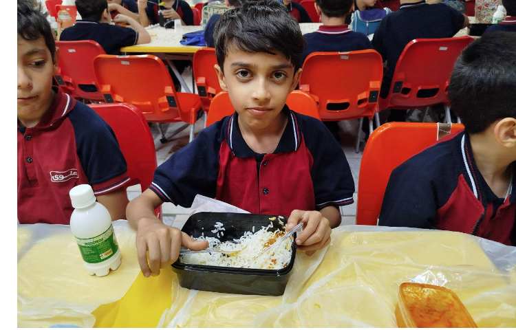 توزیع ناهار در سالن ناهار خوری 14