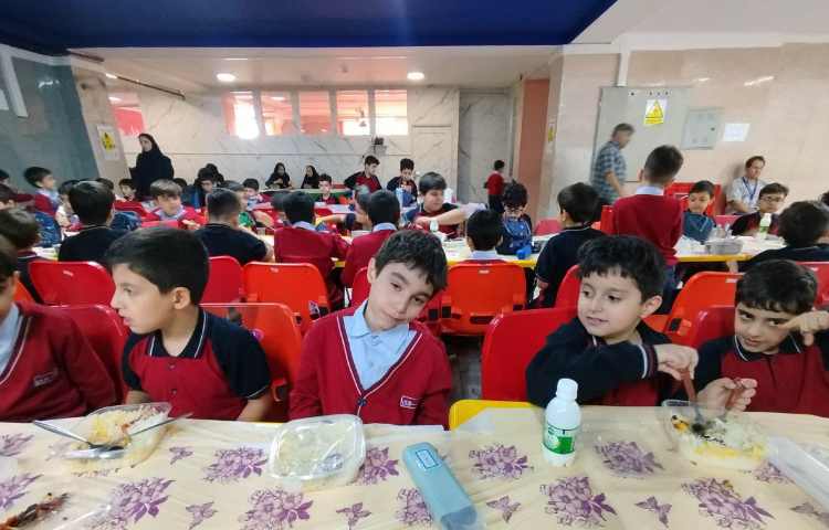 توزیع ناهار در سالن ناهار خوری 14