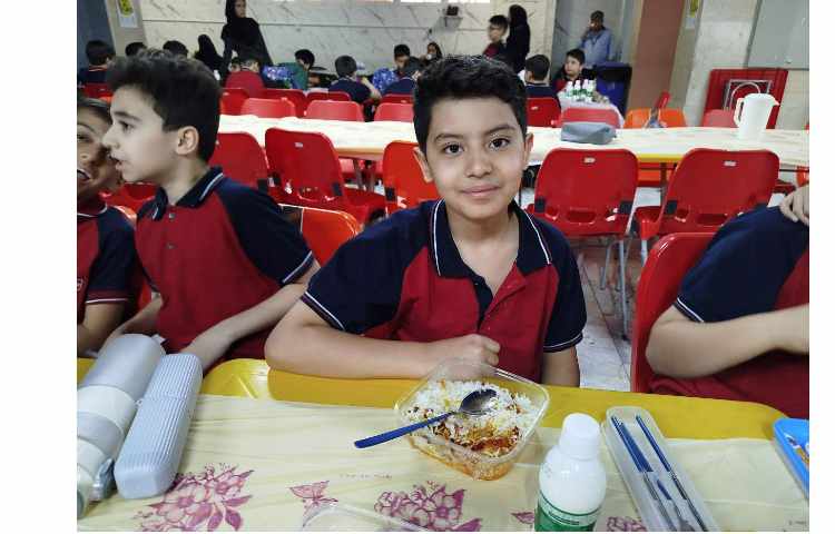 توزیع ناهار در سالن ناهار خوری 14