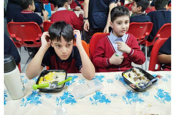 توزیع ناهار در سالن ناهار خوری 15