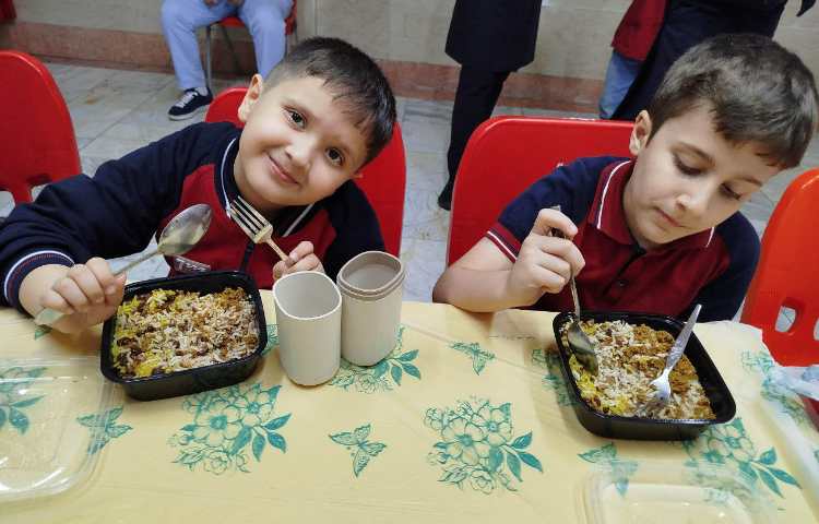 توزیع ناهار در سالن ناهار خوری 15