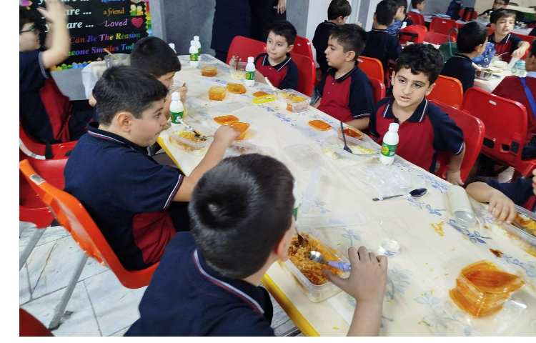 توزیع ناهار در سالن ناهار خوری 15