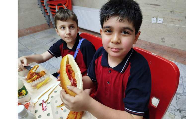 توزیع ناهار در سالن ناهار خوری 15