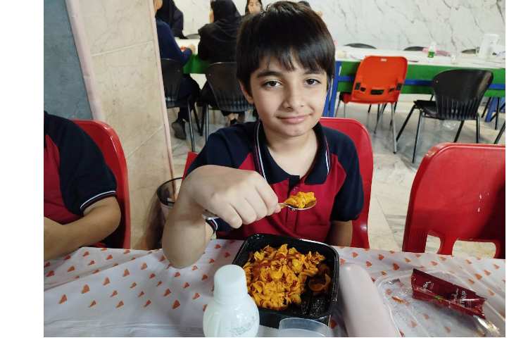 توزیع ناهار در سالن ناهار خوری 15