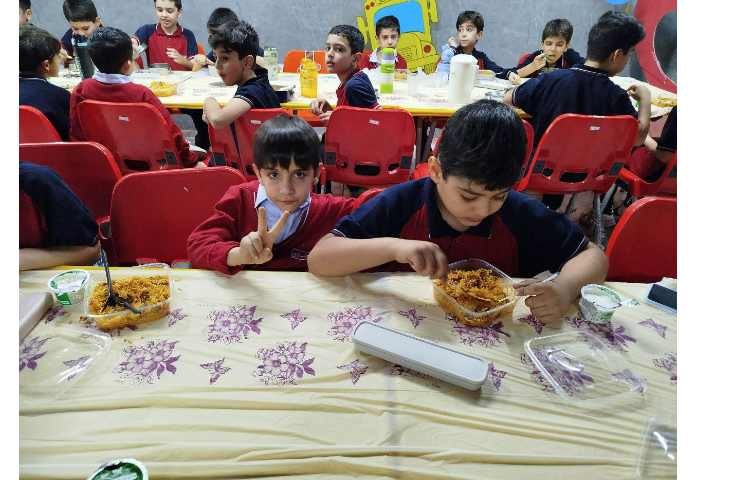 توزیع ناهار در سالن ناهار خوری 15