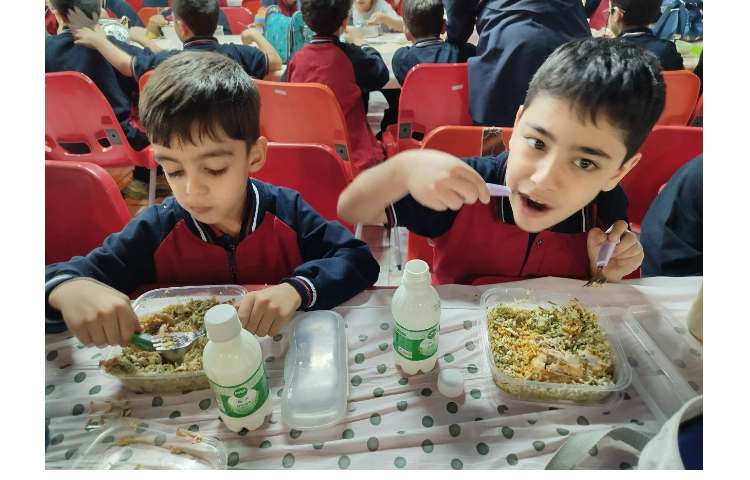 توزیع ناهار در سالن ناهار خوری 15