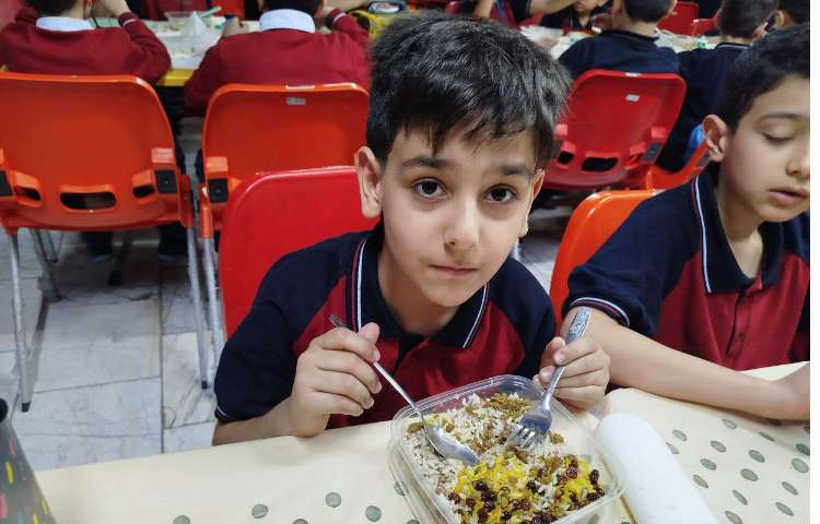 توزیع ناهار در سالن ناهار خوری 15