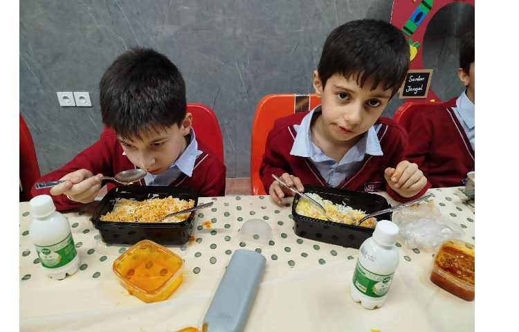 توزیع ناهار در سالن ناهار خوری 15