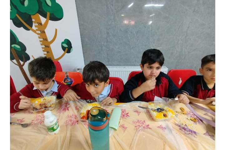 توزیع ناهار در سالن ناهار خوری 15