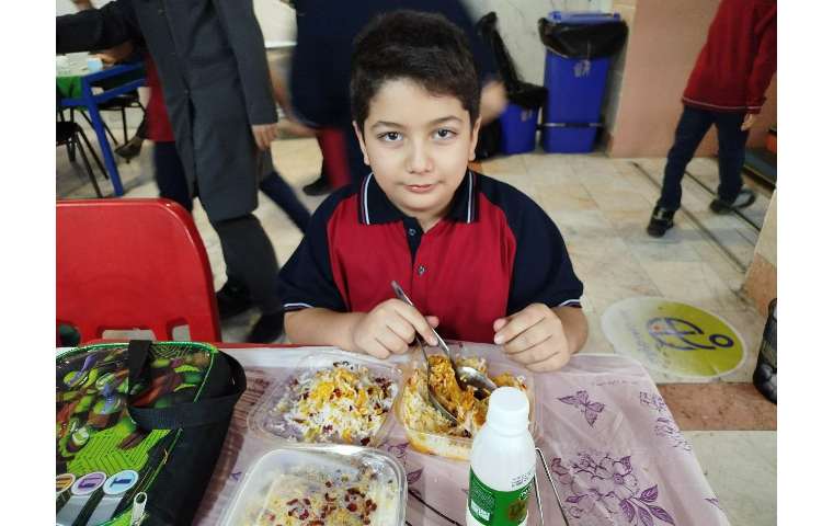 توزیع ناهار در سالن ناهار خوری 15