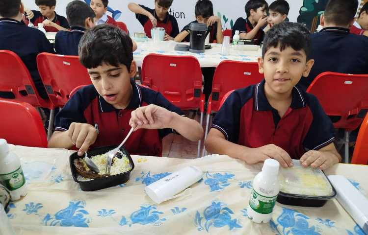 توزیع ناهار در سالن ناهار خوری 16