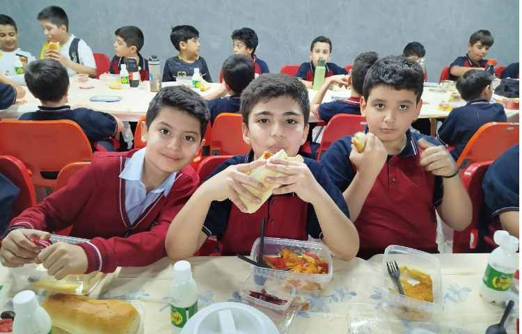 توزیع ناهار در سالن ناهار خوری 16