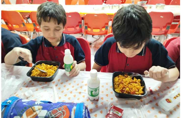 توزیع ناهار در سالن ناهار خوری 16