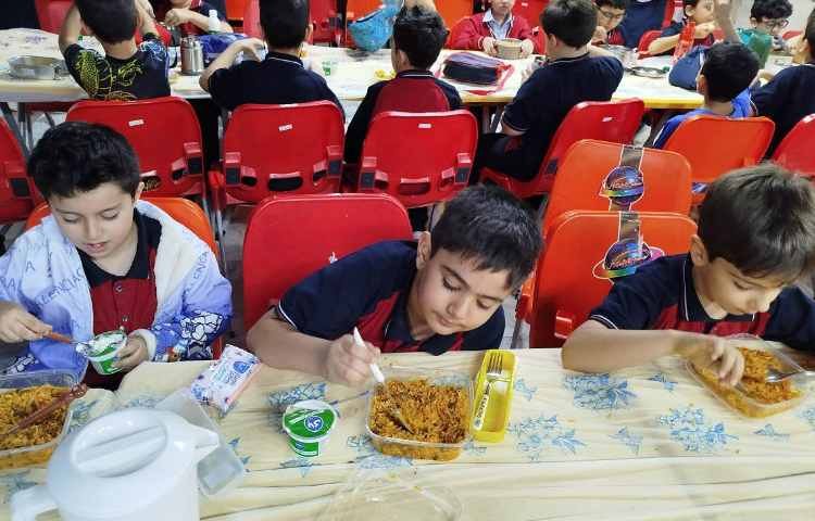 توزیع ناهار در سالن ناهار خوری 16