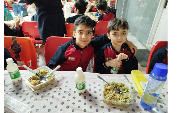 توزیع ناهار در سالن ناهار خوری 16