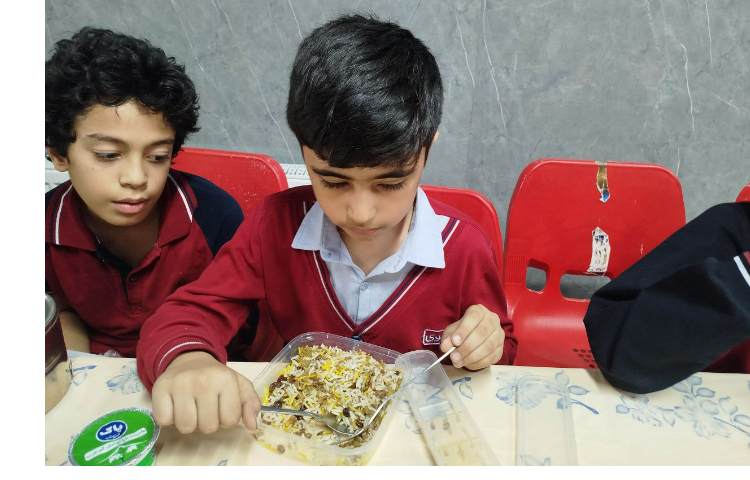 توزیع ناهار در سالن ناهار خوری 16