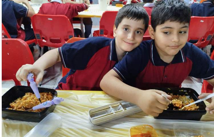 توزیع ناهار در سالن ناهار خوری 16