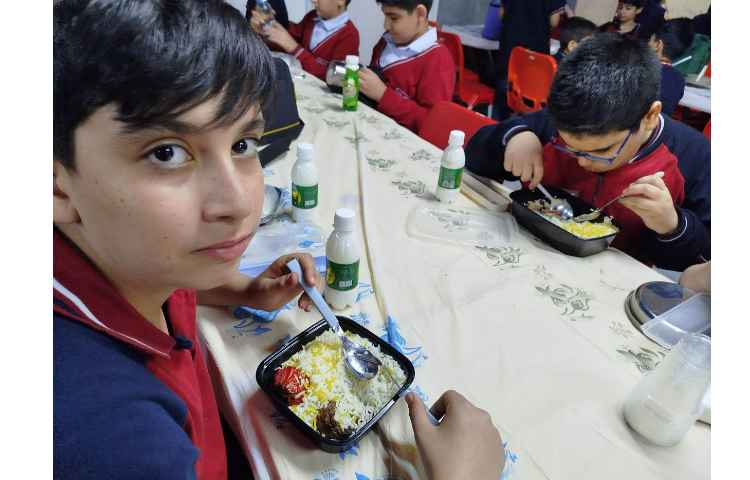 توزیع ناهار در سالن ناهار خوری 17