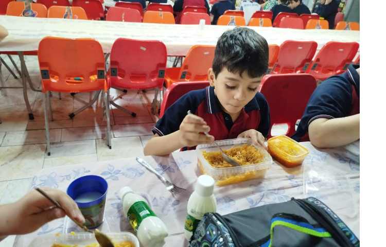 توزیع ناهار در سالن ناهار خوری 17