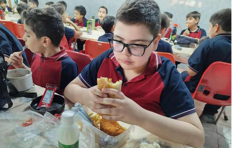 توزیع ناهار در سالن ناهار خوری 17